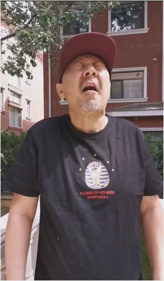 60岁腾格尔晒近况吃春杏被酸到五官揪一起12岁儿子颜值抢镜