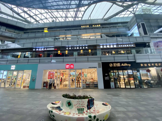 原创郑州隐藏在办公楼群里网红打卡地位置不好找更像是一个空城