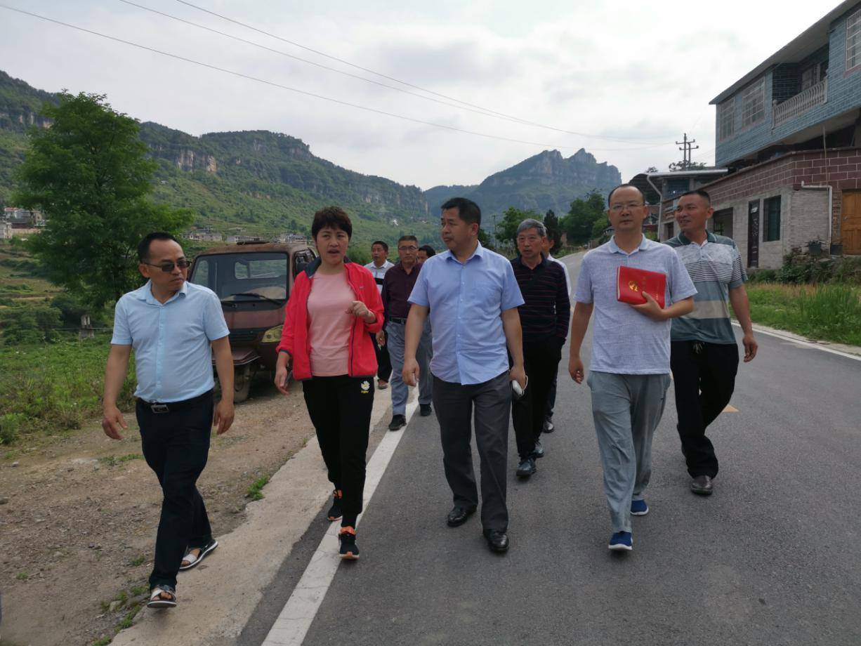 5月12日,凯里市文体广电旅游局党组书记,局长李孟群带队到湾水镇岩寨