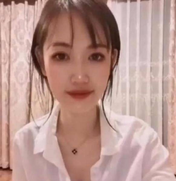 原创马蓉直播时故意秀出事业线,被网友举报:要点脸,给女儿做榜样