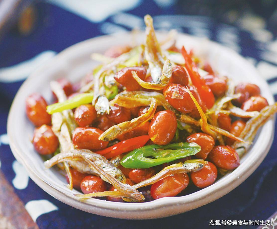 2花生沥油,自然放凉.3锅中加入少许油,烧热