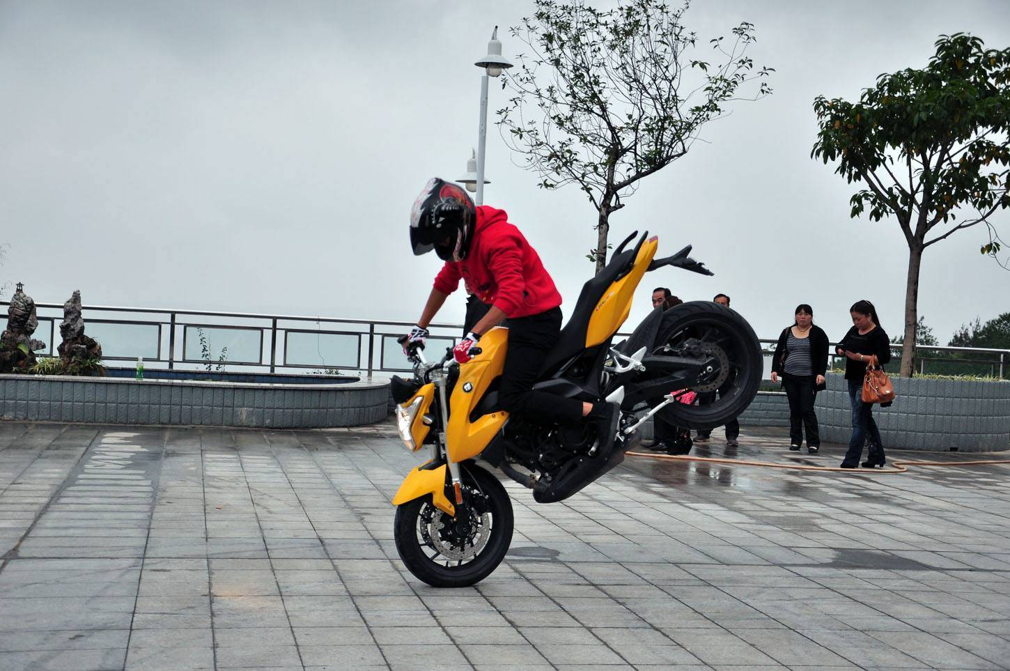 摩托车圈中怪象为什么总有汽车别摩托摩友一语道破真相