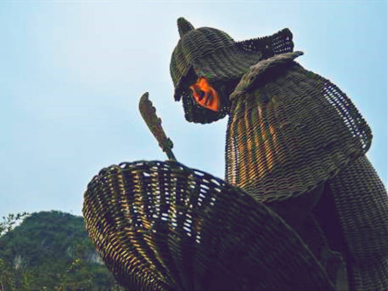 原创赤壁之战,孔明火烧魏军30万面无惧色,为何火烧藤甲兵时,却说"必损