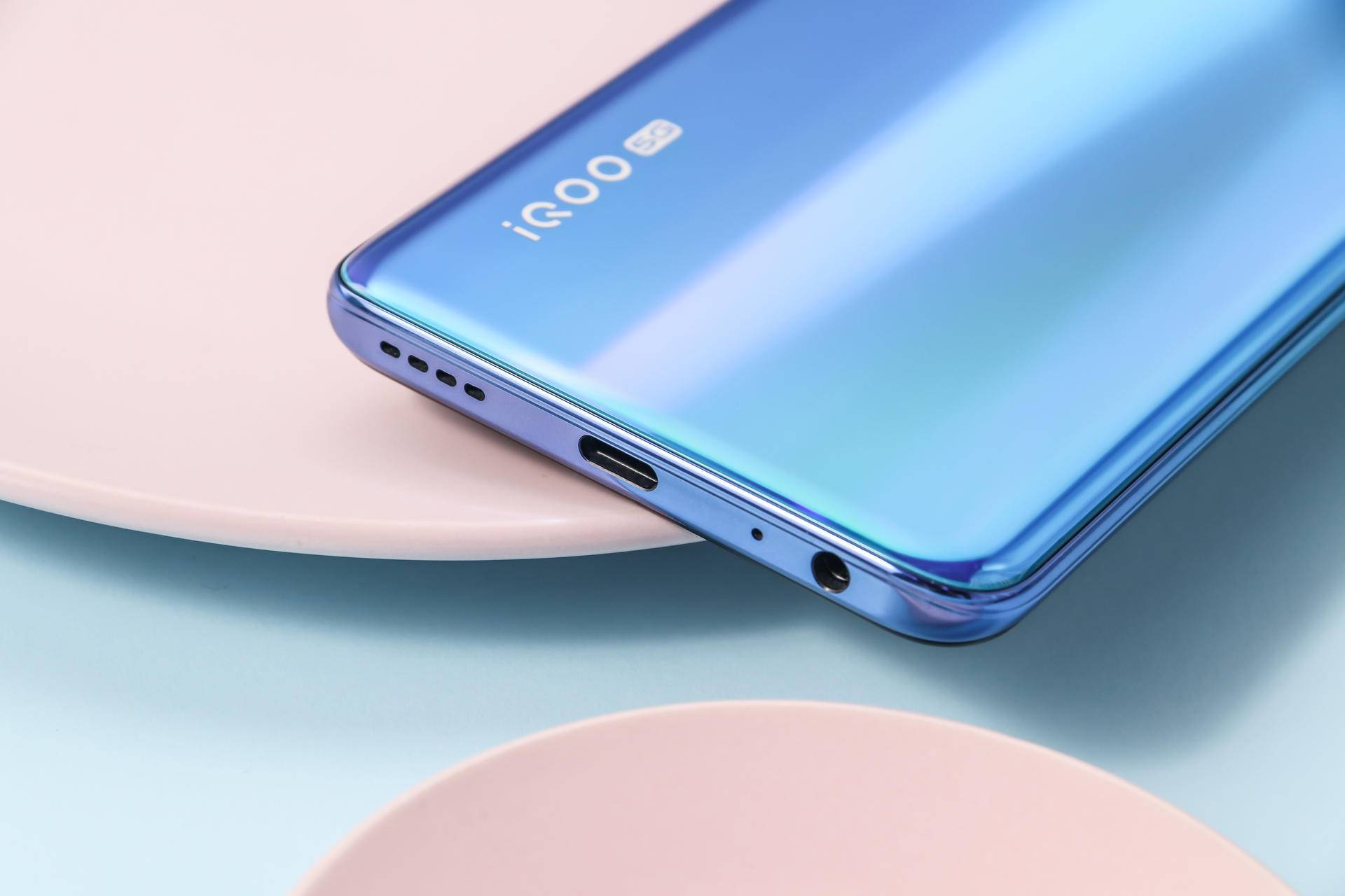 为什么说iqooneo3可遇不可求因为同价位真的难觅对手