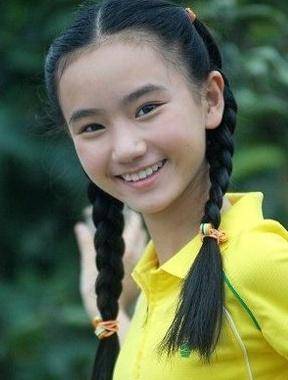 经过很长一段时间,叶子长成了一个美丽小姑娘,并摆脱了"童星长残"诅咒