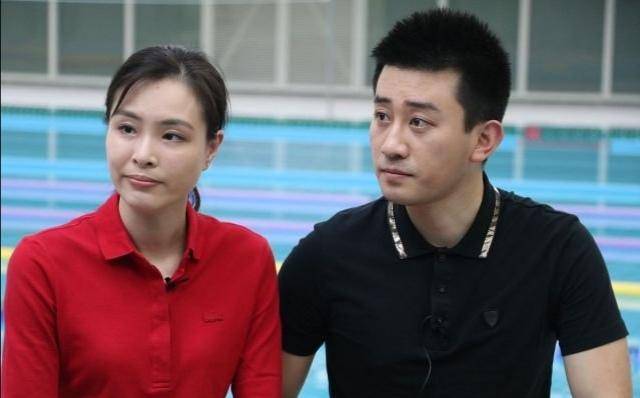 原创吴敏霞和老公合体直播穿运动装素颜出镜像少女全程笑成眯眯眼