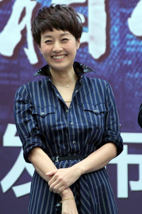 原创43岁马伊琍生图很抗打,一身条纹裙简约干练,笑得眼睛眯成一条缝