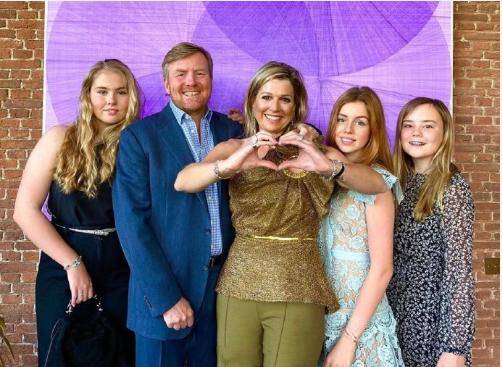 原创荷兰王室最新全家福三位公主一位比一位惊艳王后轻松美成c位