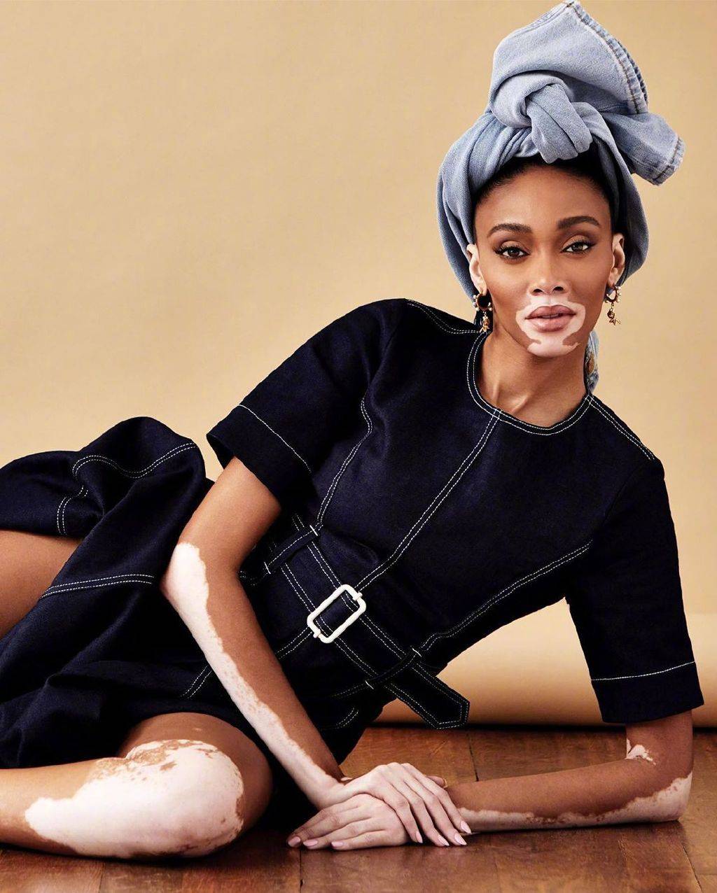 组图:库兹马新恋情曝光 超模女友身材火辣