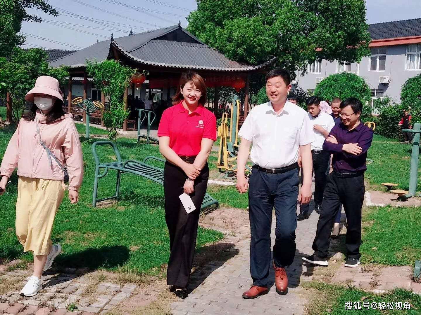 芜湖市残联理事长纪良柱,芜湖县副县长翟发金,县残联理事长黄玮,六郎