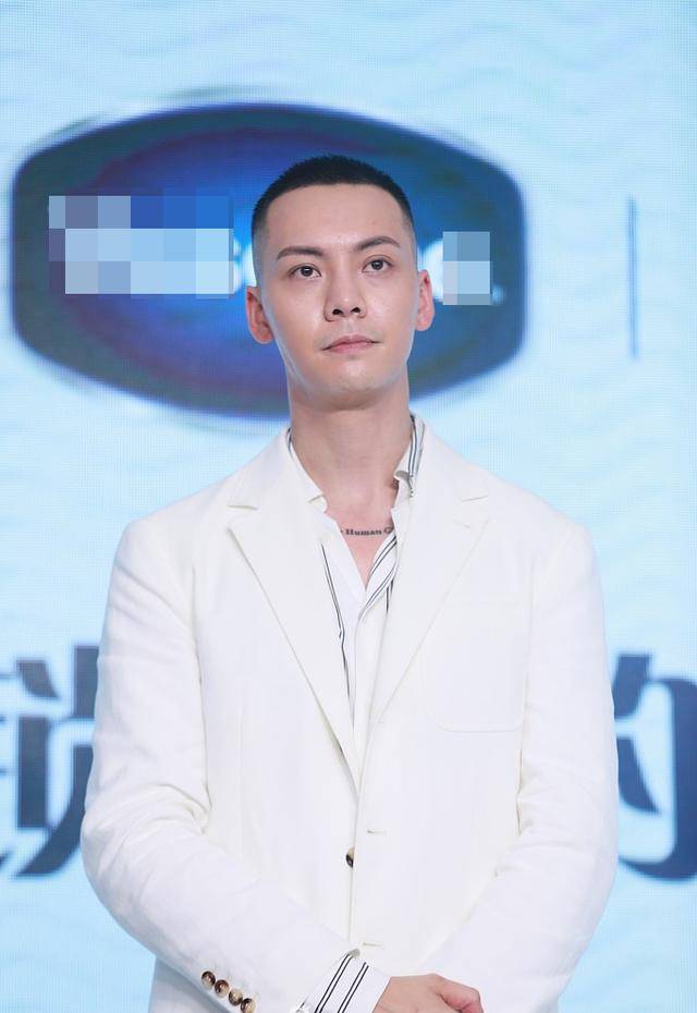 原创陈伟霆的"荷尔蒙"气质低调不了,寸头配白西装,不正派反倒帅气