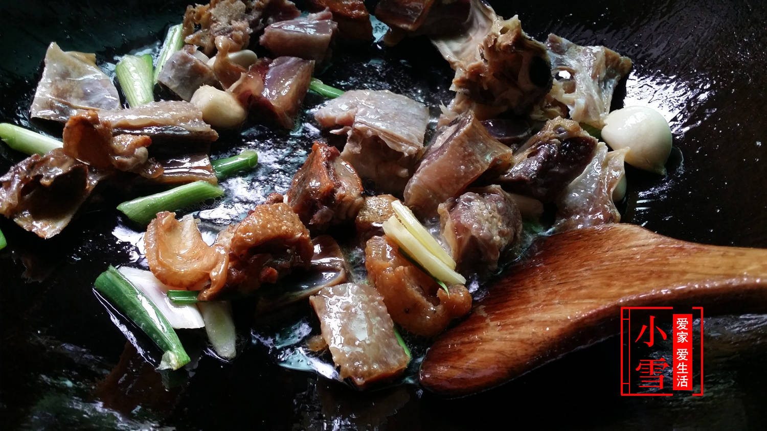 原创腊鸭焖土豆,食材简单又便宜,配上砂锅一炖,香味扑面而来