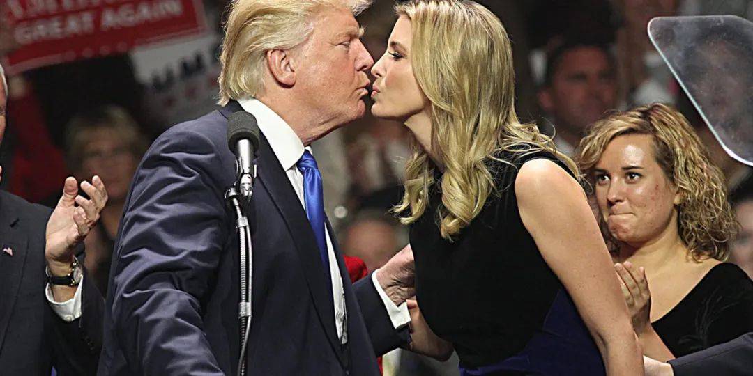 原创特朗普宠女儿过了头不分场合亲吻伊万卡这样的父爱真是奇葩