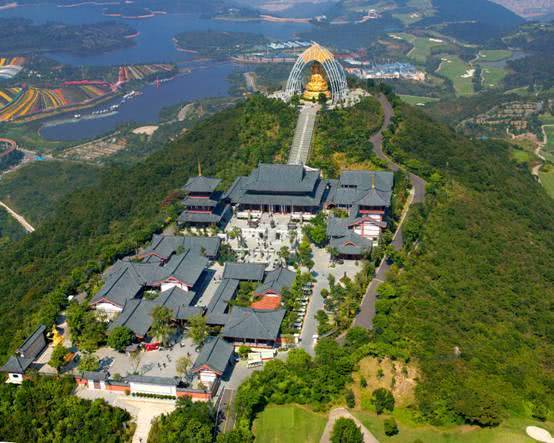 个免费开放的大华兴寺,远远地便能看见山头上矗立着一座巨大的观音像