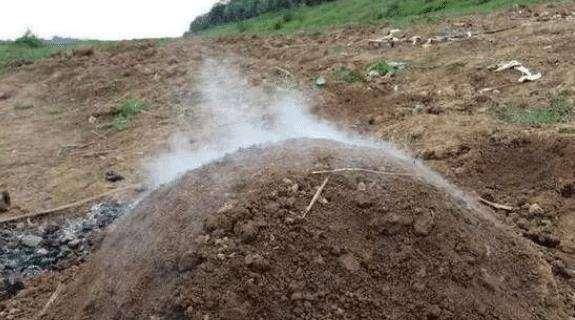 原创湖北一老汉发现祖坟冒青烟专家赶到挖开检查后立刻封锁整座山