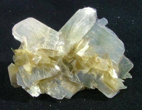 白云母,黑云母和锂云母三大类,其中白云母包括白云母,绢云母和钠云母