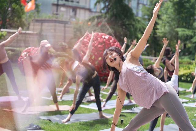 西安凯悦酒店携手lululemon举办户外草坪瑜伽活动_手机搜狐网