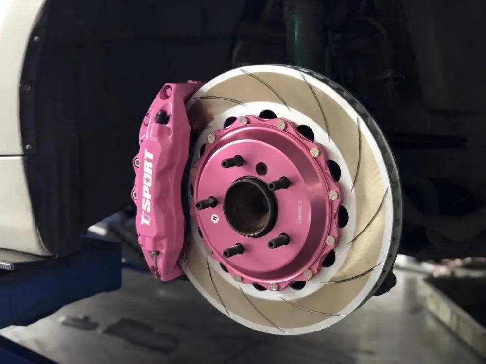 改装完的宝马1系,不仅性能升级,卡钳和车身也很搭配,看起来少女心满满