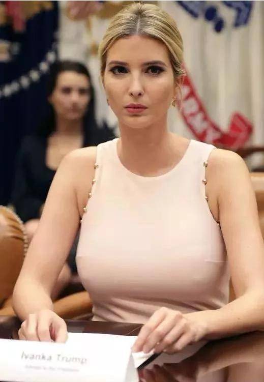 伊万卡真会穿,同一件白裙配挽发穿出女人味,换披肩发气场足