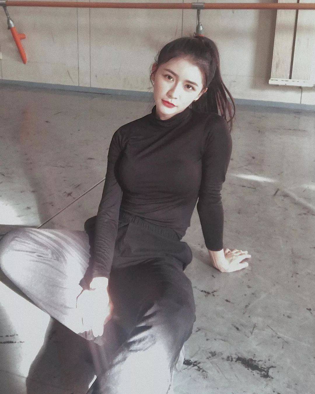 会造型的性感少妇蔡卓宜直接来鞋圈出道吧