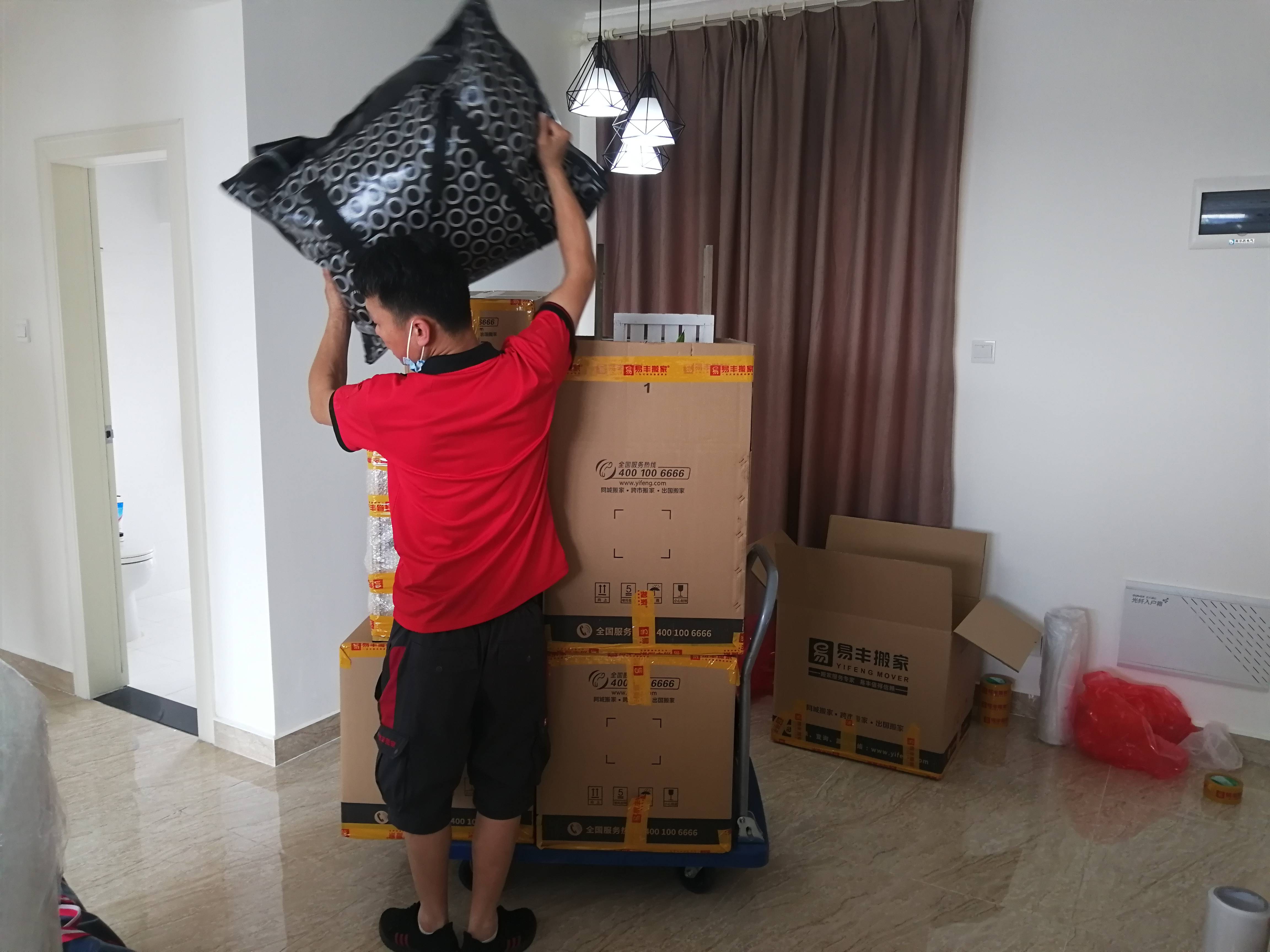 根据我这几年的搬家经验来说,我觉得找搬家公司是非