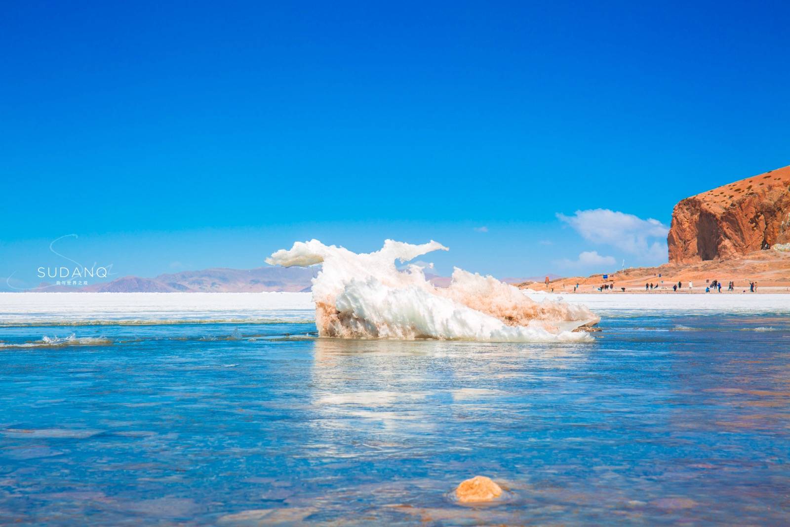 它是世界海拔最高湖泊,美如一面巨大宝镜,无数人前去洗涤心灵