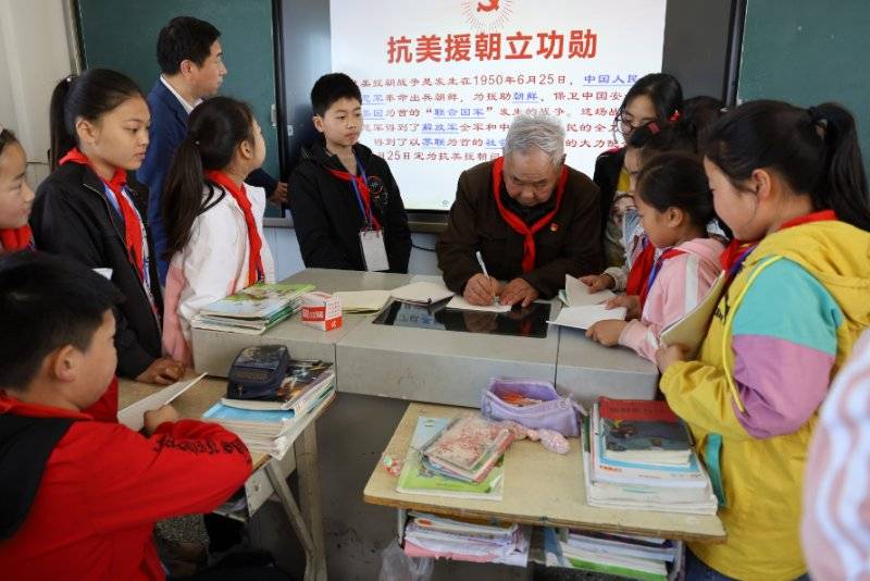 江苏射阳县临海镇流动党课进校园传承革命红色基因厚植知党爱国情怀