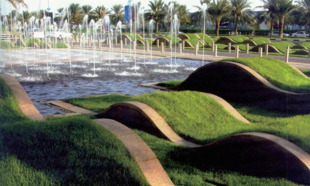 广场绿化以 "海浪云纹"绿篱,"鲤鱼腾跃"雕塑为景观小品,渲染气氛.