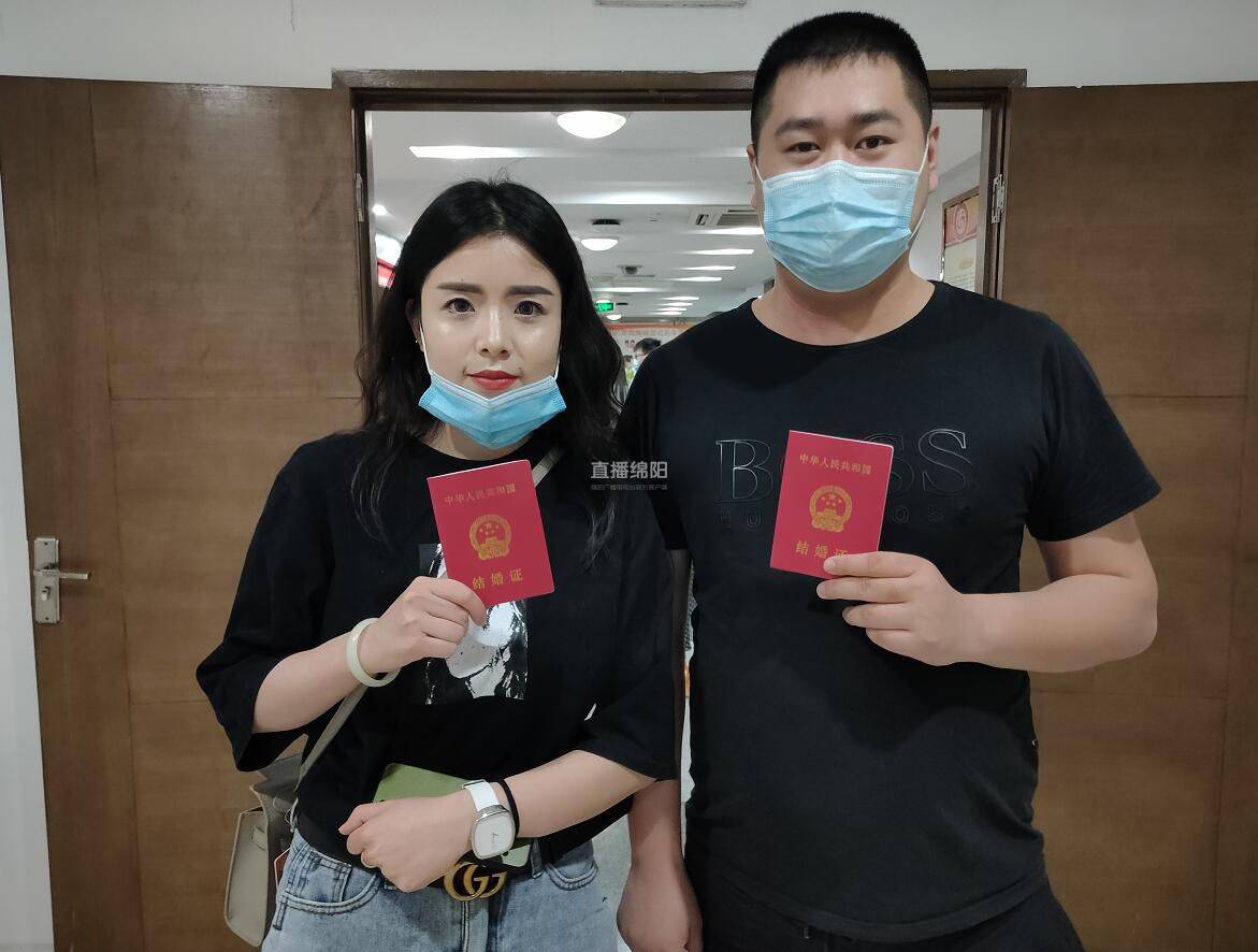 小满小满 小小的满足钟洪军和王明英也选择在今天领证,不过他们和其他