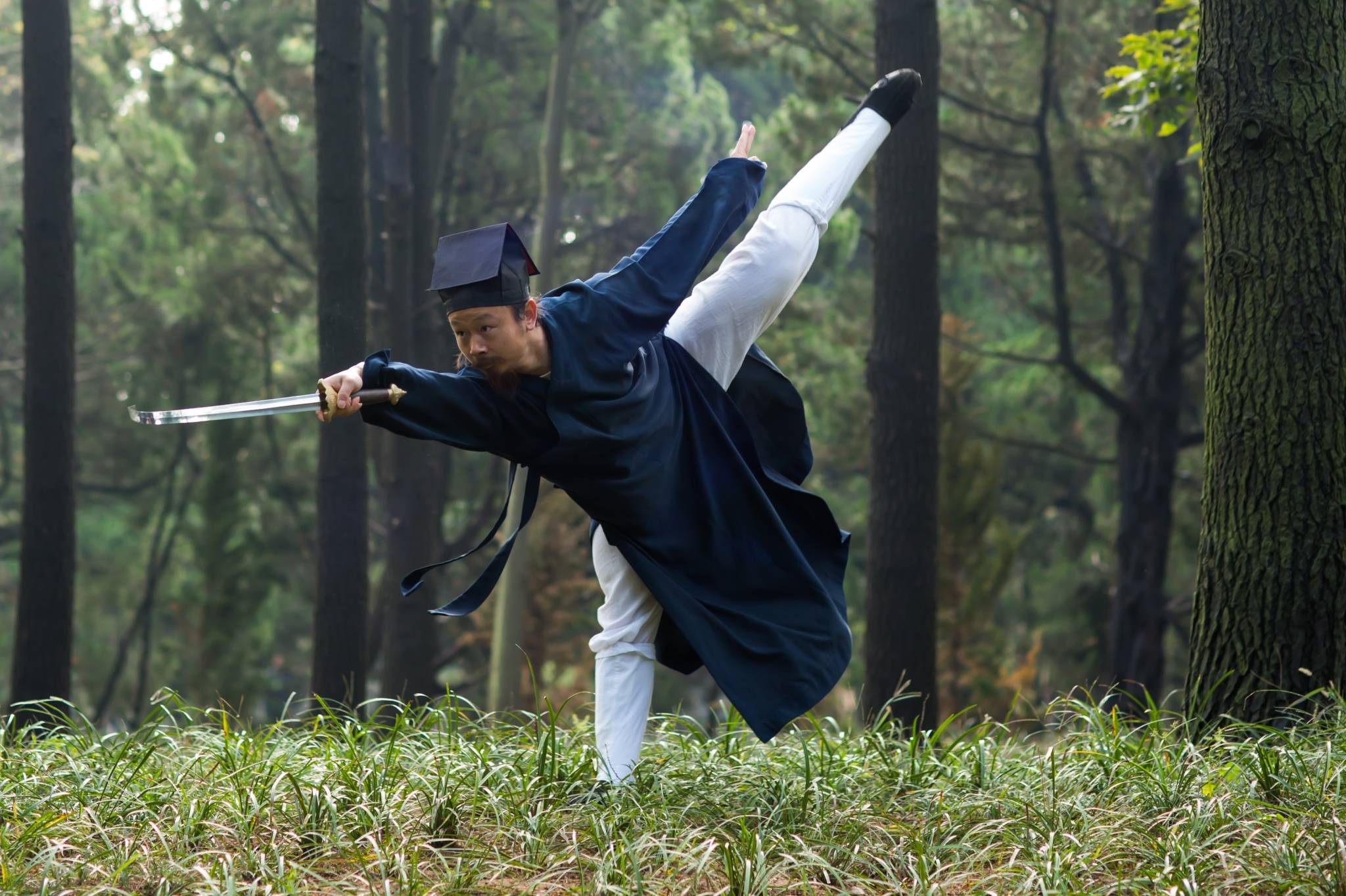 武当大师陈师行的轻功与国外的跑酷pk谁更加厉害