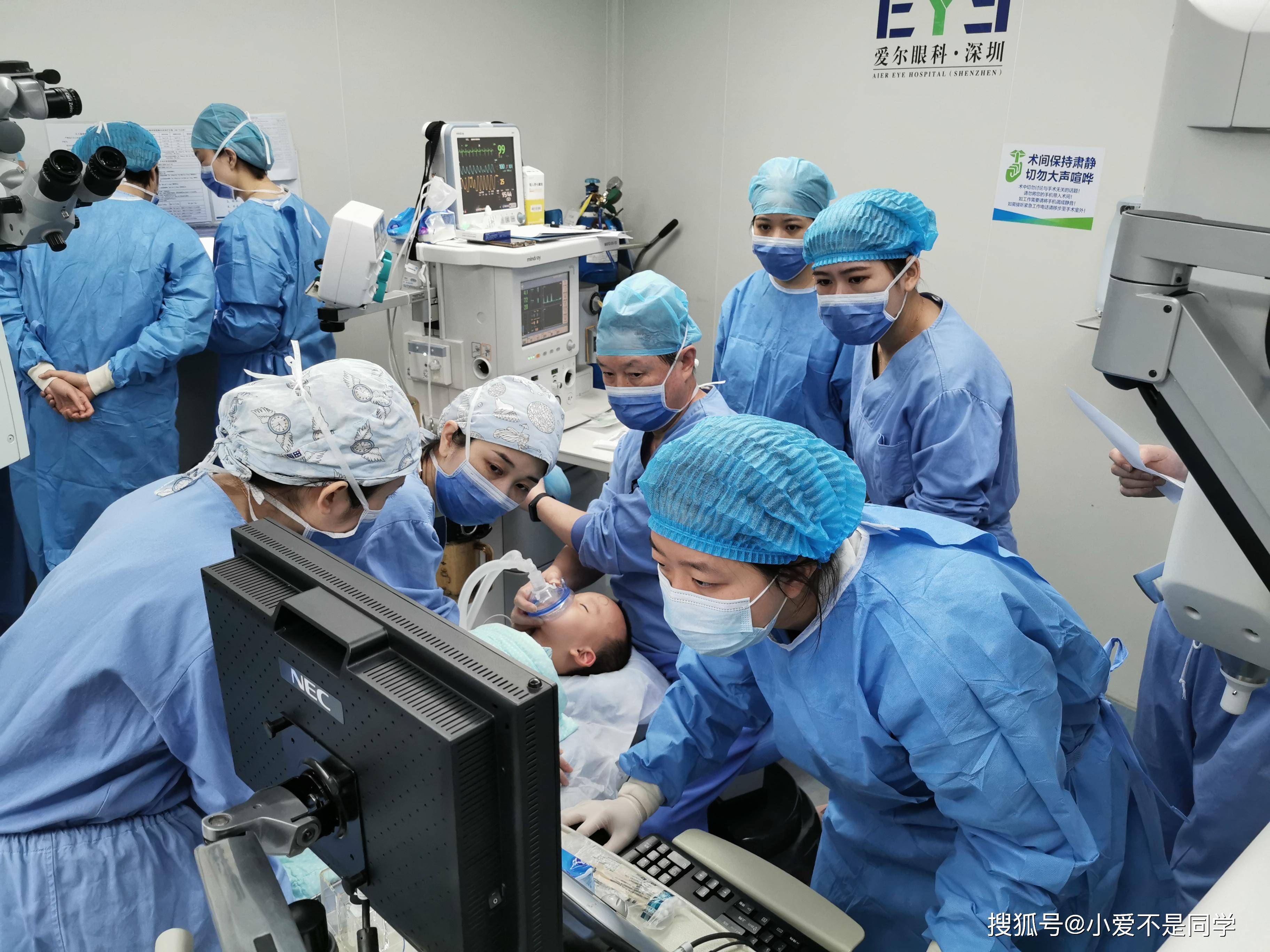 术前团队为患儿例行检查