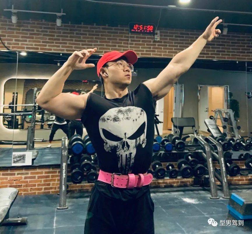 北京肌肉医生引发舔屏,网友纷纷求打针