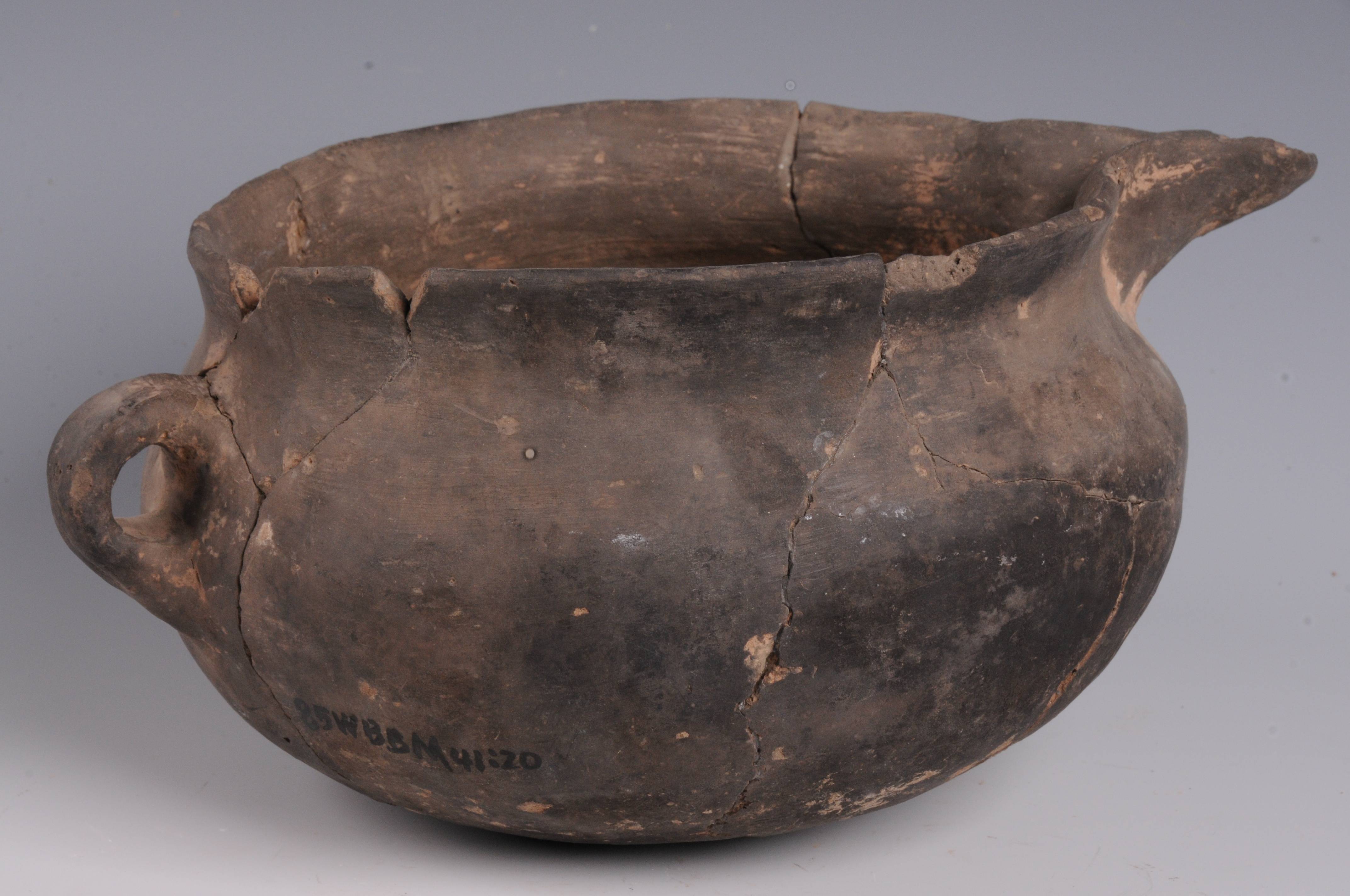 新疆阿克苏博物馆陈列的陶器,见证古代龟兹文化历史的发展