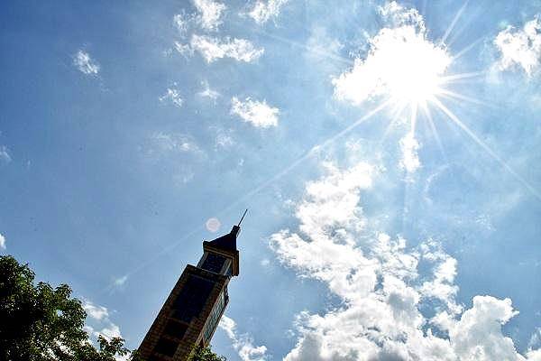 最好不要在10点至16点时在烈日下行走,因为这个时间段的阳光最强烈