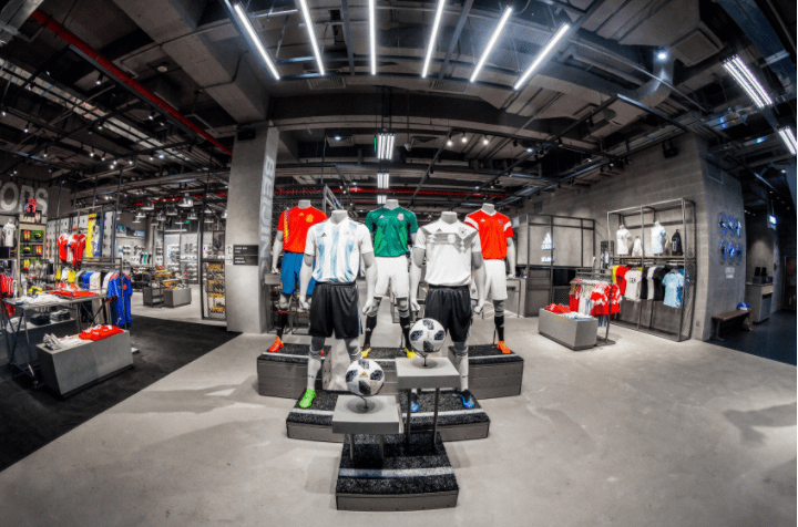 原创净利润暴跌96%,7成门店关闭,运动品牌巨头面临危机,能打翻身仗吗?