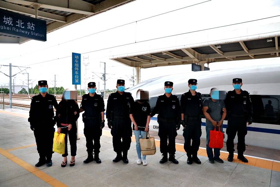 广西,云南两个网络电信诈骗团伙5名嫌犯被民警押解到运城