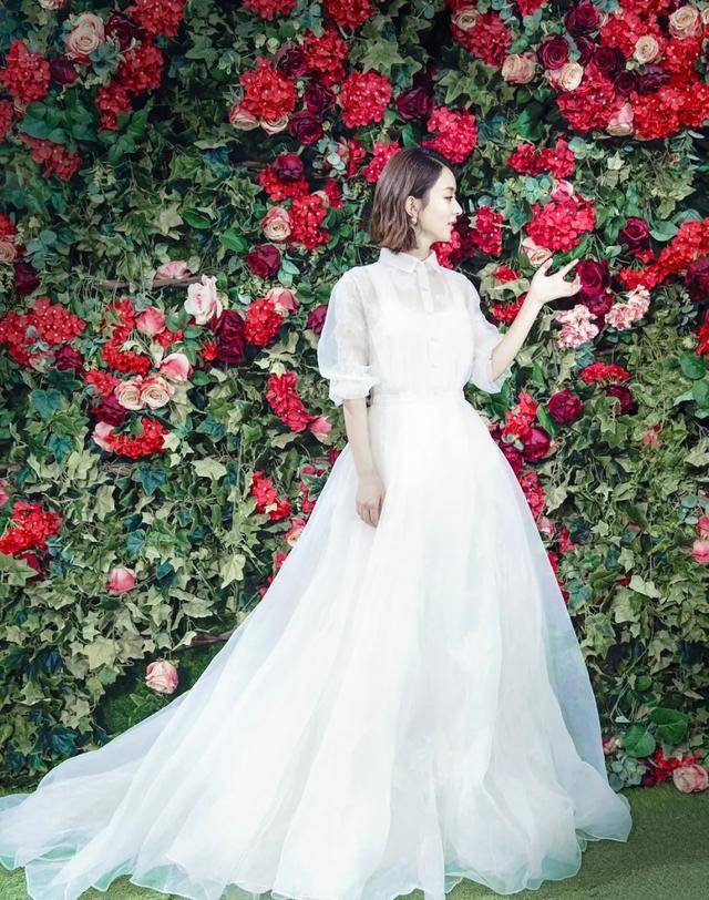 赵丽颖在《你和我的倾城时光》中的婚纱造型,轻盈的薄纱材质,蓬松的