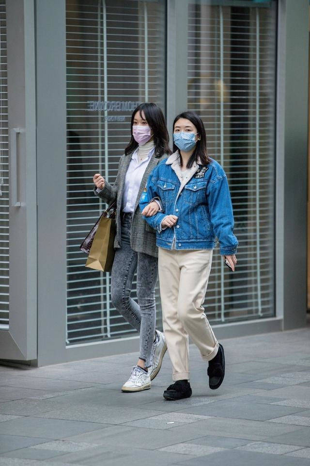 街拍小姐姐身姿曼妙牛仔外套搭配米白色直筒裤魅力十足