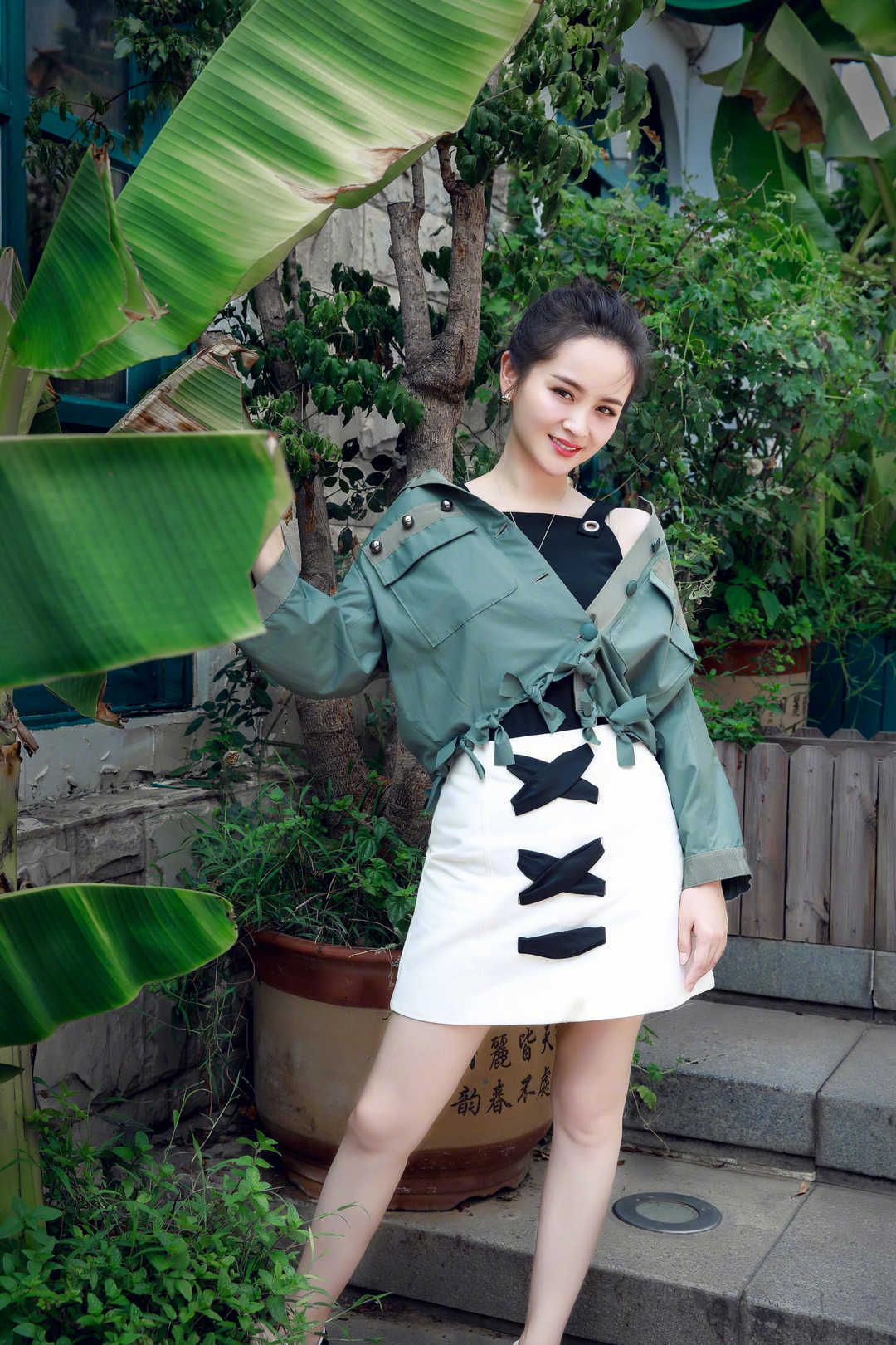 原创邓莎气质开挂穿绿色短裤外套搭配一条连衣裙秒变成18岁少女