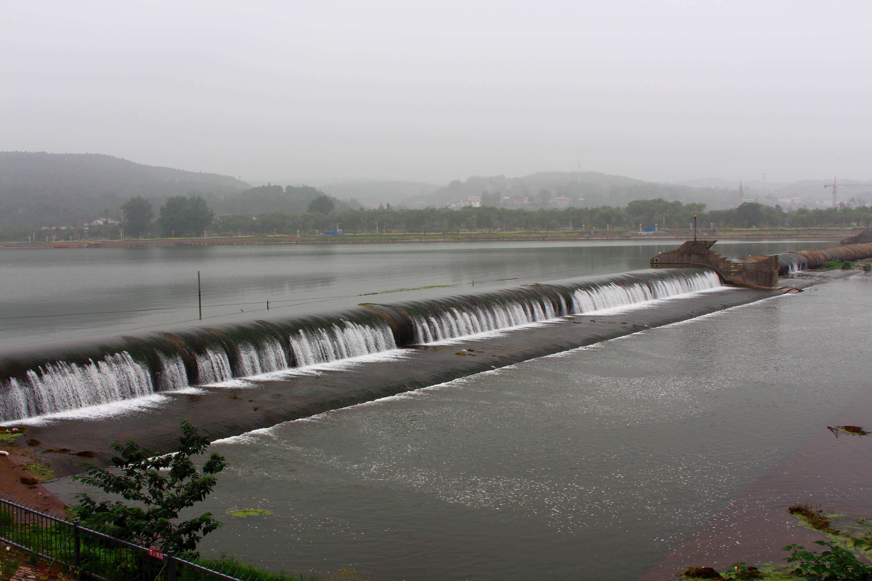 河南洛阳龙门石窟前面的水坝河南洛阳龙门石窟的水库河南洛阳龙门石窟