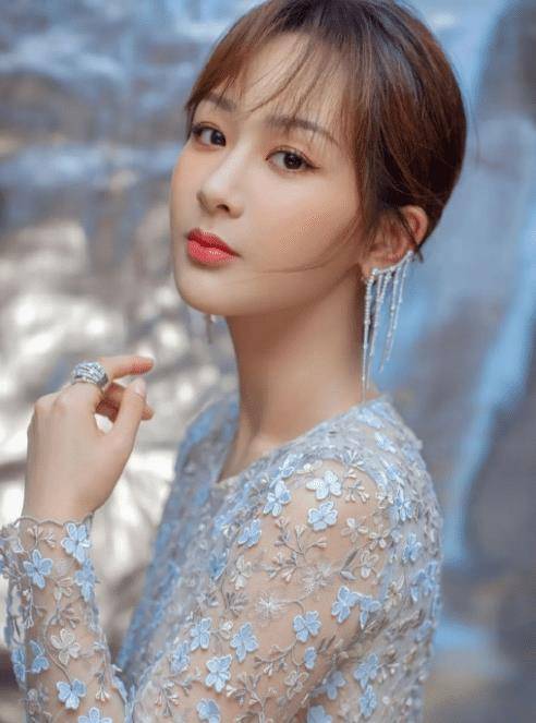 杨紫写真照被晒出淡黄色长裙配咖色毛衣乖乖女形象完全颠覆