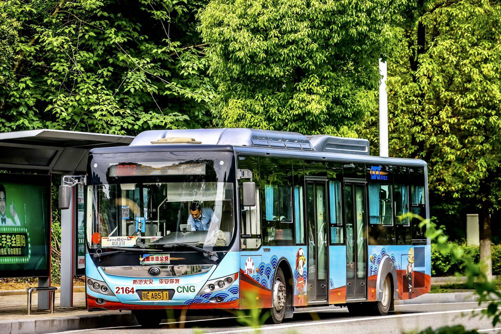 消防主题"定制"公交车点亮宜昌城市风景线