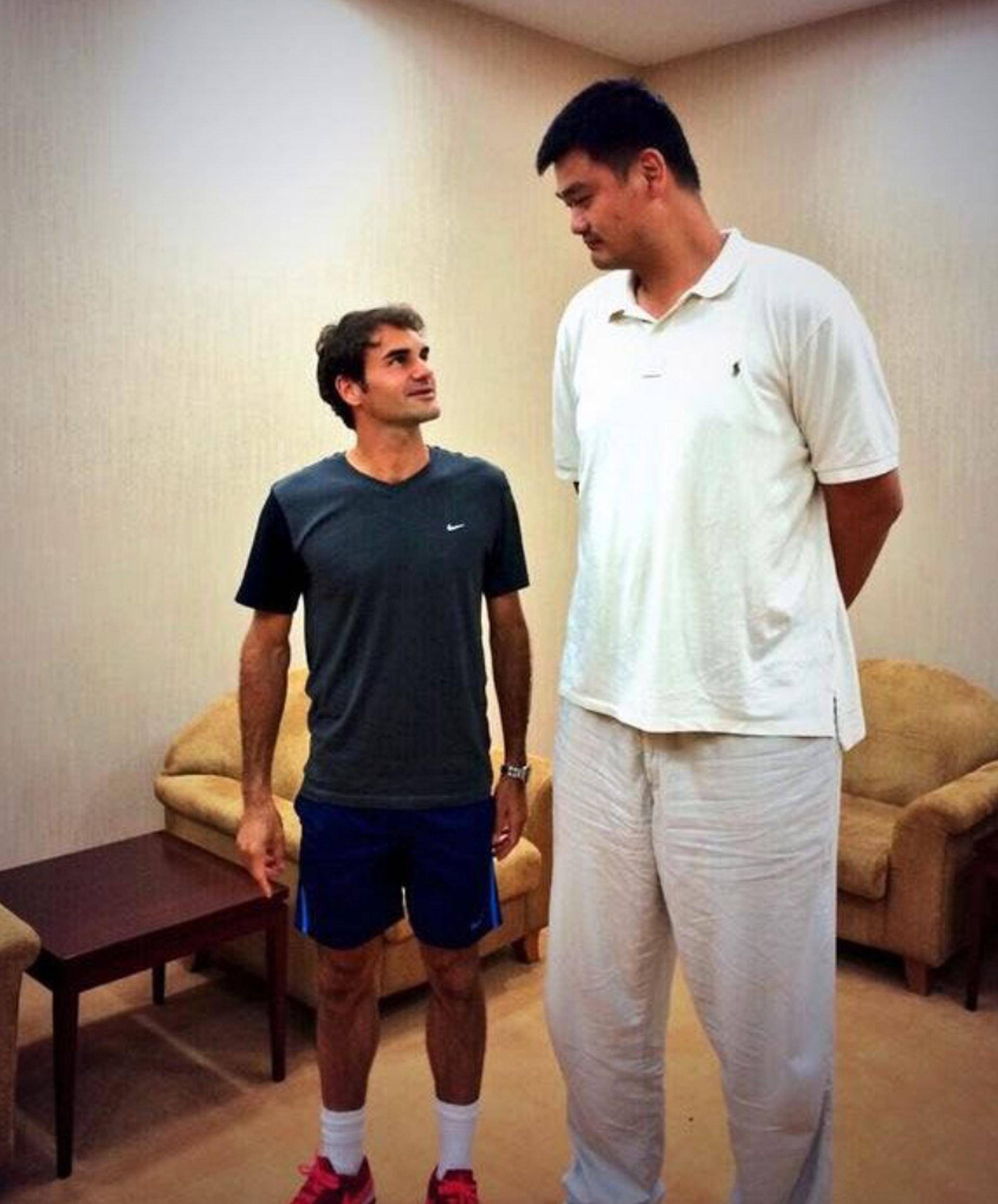 最后看看2米01米的东契奇与拳王梅威瑟来打那么一场比赛,东契奇不知道