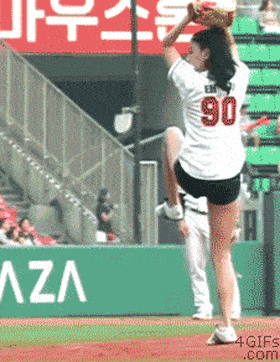【美女图片】高难度扔垒球动作