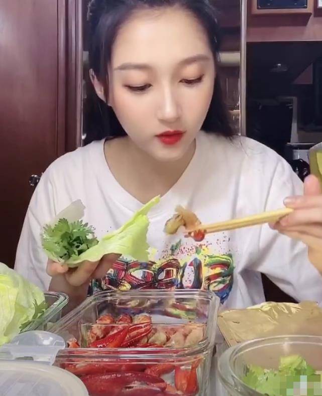 原创关晓彤录像总藏着右手当看到手腕红印瞬间明白了