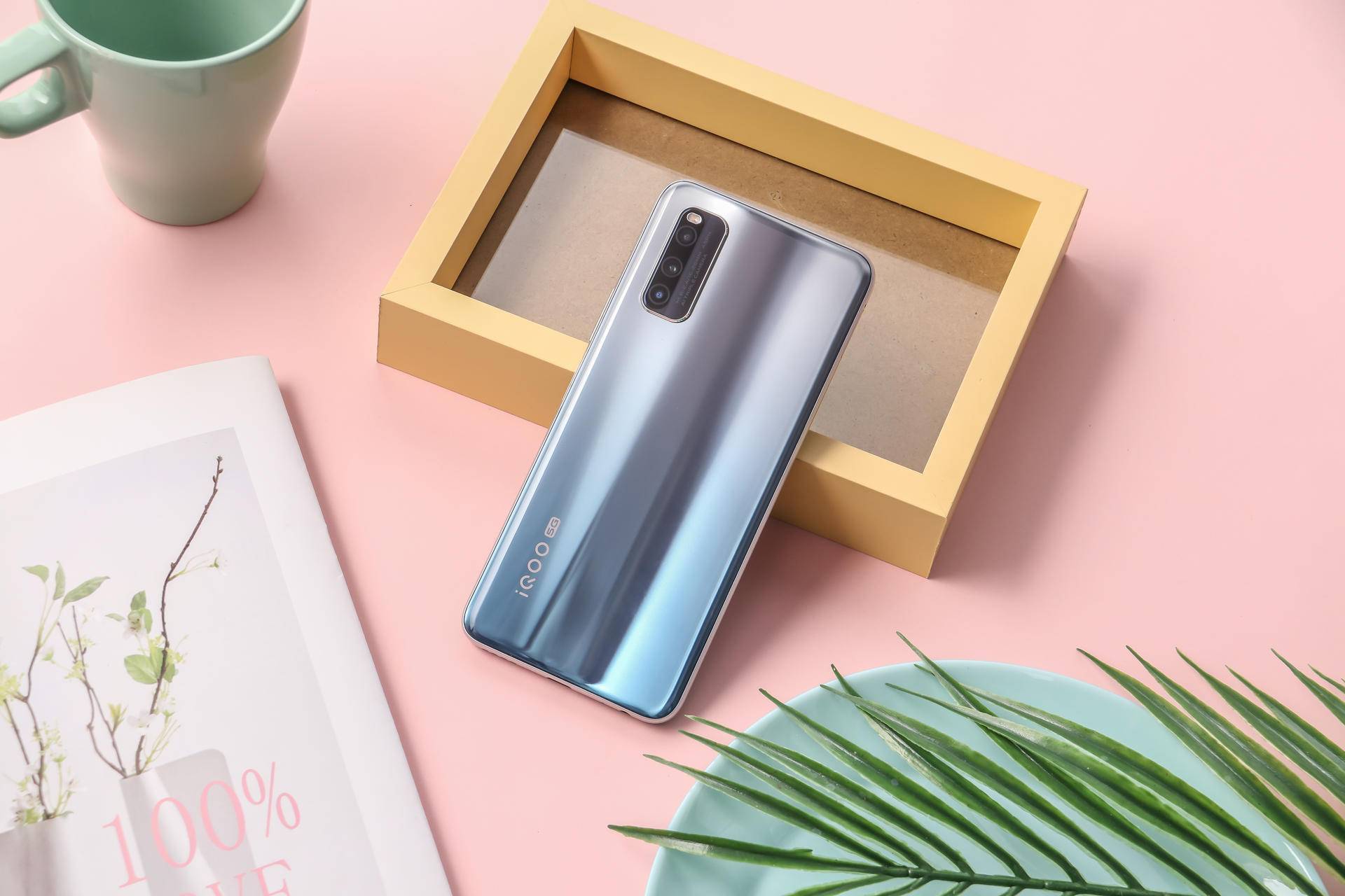 iqoo每一款手机的配色设计都相当不错,对于很多对手机配色有着高要求