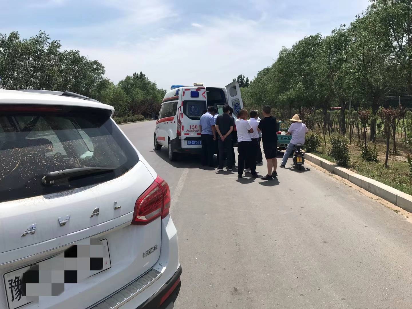 汴梁关注点赞办案途中遇车祸伤者尉氏法院干警伸援手
