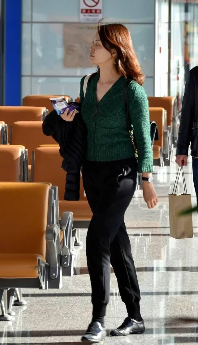 央视主持刘芳菲低调走机场,穿针织衫知性且优雅,素颜状态像30岁