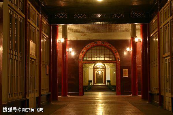 2007年,有位工人在粉刷总统府中轴线上大堂和二堂之间的屏门东墙前