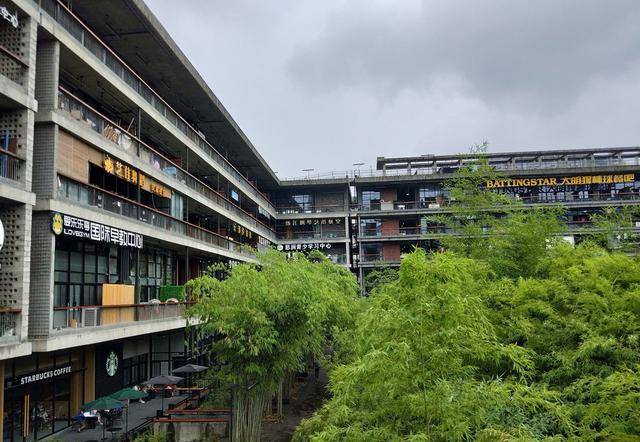 跑道圍合而成的共享大院,這裡已經匯聚了眾多形形色色的人員,如設計師